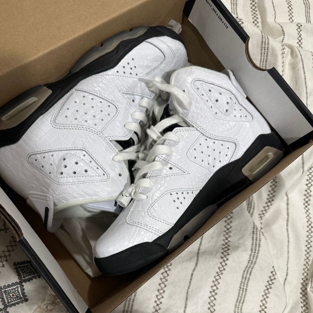 Jordan 6s size 7 brand new condition